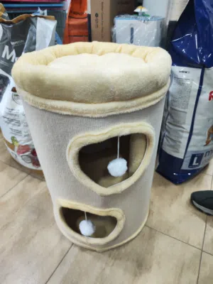 بيت قطط طابقين ومن الاعلى فرشه يتسع الى خمس قطط قطتين في كل طابق وقطه على الفرشه