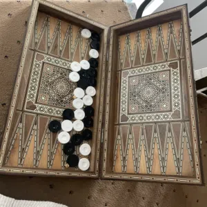 لعبة طاولة الاربيسك والصدف