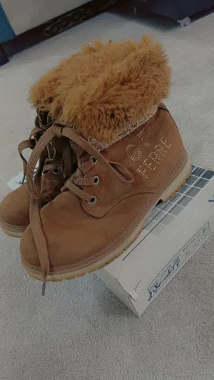 جزمة ستاتي نمرة 37 وجاكيت كاجوال ....لون بني استعمال مرة وحدة ..وجاكيت كاجوال ستاتي جديدة بورقتها