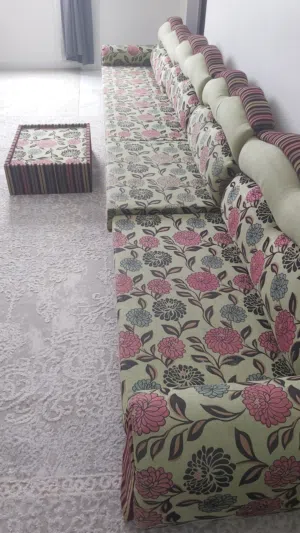 كنب زاوية L فاخر مع طاولة للبيع بحالة ممتازة