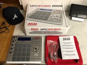 MPC Akai "MPC studio Electronic drum machine" *(drum pads)*