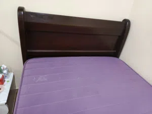 يوجد غرفة نوم خزانة وسرير مع لمترس بحاله نظيفة وممتازه