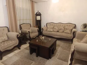 طقم كنب سبعة مقاعد أنيق كلاسيك تفصيل خشب ممتاز