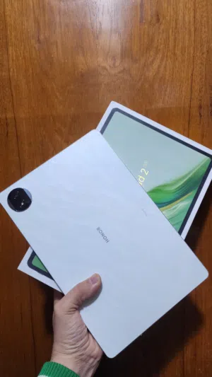 هونر ماجك باد2 ذاكره 256 كامل ملحقات كيبورد وقلم لاصق اصلي استخدام اسبوعين فقط..