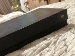 Xbox series s بحالة مثالية مع game pass للبيع مقابل 130 دينار