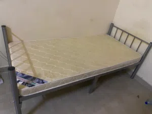 يوجد لدي سريرين مع الفرش
