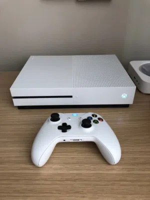 Xbox one s مستعمل استعمال خفيف ونظيف