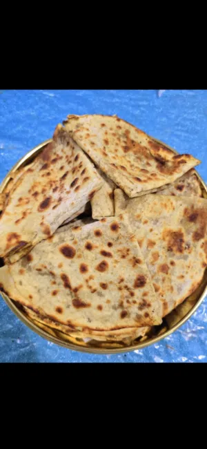 خبز صاج فلزن مهياوة بالزبدة او زيت زيتون او دهن عداني مهياوة اجار ثوم يبل مع طماط او بدون طماط كيلو
