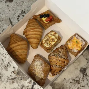بيع مشروع كوفي وبيكري متخصص بالمخبوزات الطازجه مع وجبات الافطار والقهوة المختصة..