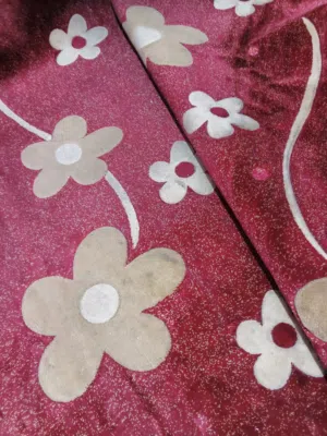 سجادة تركي تقيله مقاس 4×4 وبرادي 3قطع لون خمري للأطراف والوسطى لون أبيض موردة بالخمري والسعر قابل