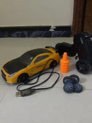 سيارة العاب سباق و درفت  على شكل gtr محرك قوي و دفع رباعي