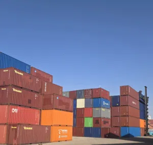 للبيع  containers  ( حاويات )  كونتينر مستعمله عشرون قدم واربعون قدم تصلح لجميع الأعمال موجوده بعمان