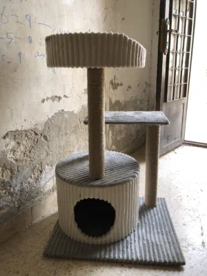 بيت قطط بحاله جديده و جيده جدا ثلاث طوابق و مكان لنوم من الخشب  القوي