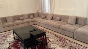 للبيع جلسة كبيرة شكل L و 4 كراسي جانبية