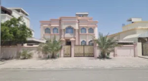 للبيع فيلا نظيفه جدا في الحيل الجنوبيه قريبه من دوار بلقيس تتكون من 5 غرف نوم و7 دورات مياه