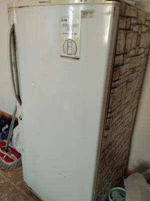 للبيع ثلاجة ال جى 10 قدم مستعملة