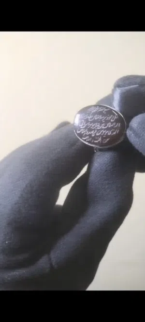 خاتم من العقيق اليماني الكرزي منقوش السورة المباركة قل أعوذ برب الناس كااامله في وجه الحجر حفر يدوي