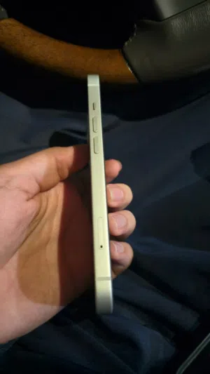Apple iPhone 13 128 GB in Al Dakhiliya