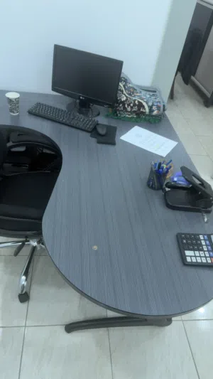 مكتب ثقيل بحالة جيدة للبيع