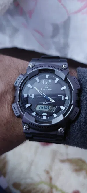 ساعة كاسيو (Casio) موديل AQ-S810W-1A4V، وهي ساعة رياضية تجمع بين العرض التناظري (العقارب) والرقمي،