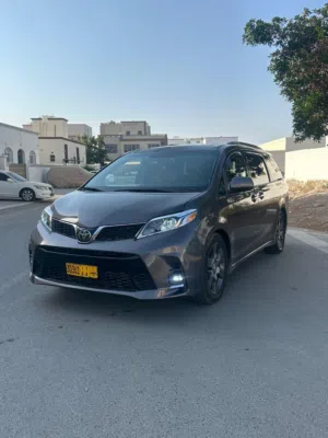 Used Toyota Sienna in Muscat