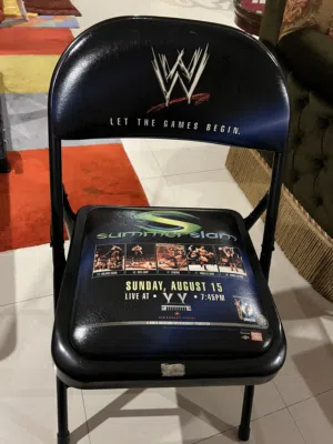 كرسي مصارعة WWE أصلي من عرض Summerslam 2004 من الملعب الذي أُقيم به المهرجان.
