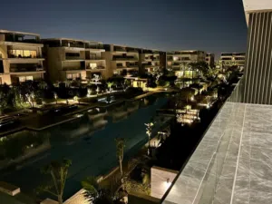 شقه للبيع لقطة 185م هتتباع بالسعر القديم في ارقي كمبوند سكني ليك هاوس في العبور Lake house