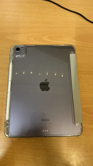 ايباد اير 5 لون بنفسجي جدا نظيف للبيع مع جميع ملحقاته قلم+شاحن وكفرين ولزقة شاشه اصلي وحاملة ايباد