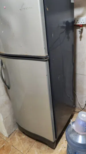 ثلاجة حجم متوسط بحالة جيدة جدا بسعر مغري Fridge for sale in good working condition