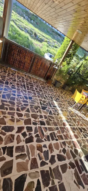 شقة مفروشة فاخرة في شفا بدران الكوم الغربي طابق أرضي 2 نوم 2 حمام صالون مع مطبخ و ترس خارجي