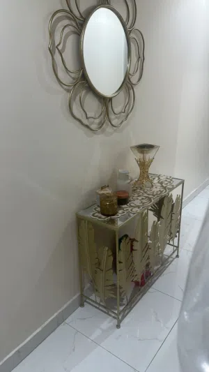 طاوله مع مرايه دايره