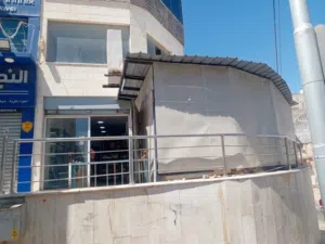 محل فارغ للبيع في حي نزال منطقة حيوية داخل سوق