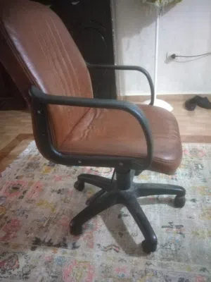 كرسي مكتب هيدروليك مستعمل بحالة جيدة لون بني