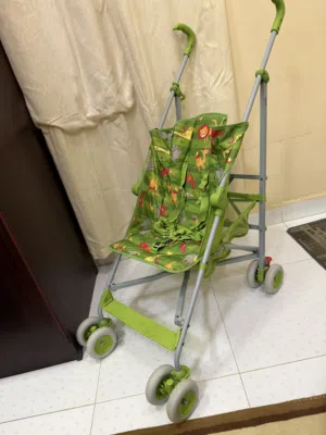 عربة اطفال ومعدات دراجه