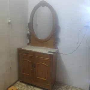 ميز تواليت للبيع نظيف