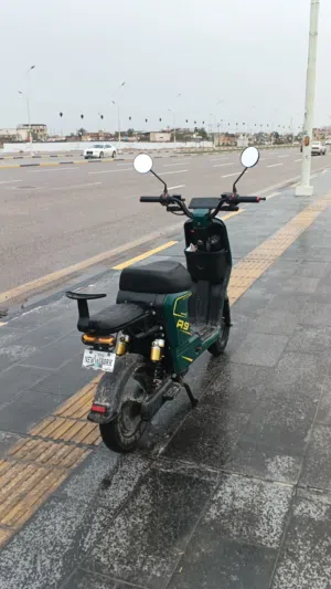دراجة R9 شحن للبيع لون اخضر غامق بطاريات وسط 22 امبير موديل 2025