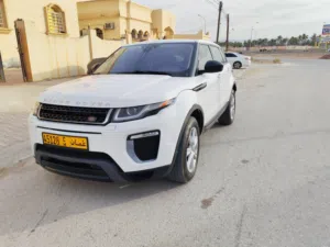 سيارة لاند روفر رينج روفر إيفوك 2018 فئة ديناميكية بألوان بيضاء من وكالة مرخصة