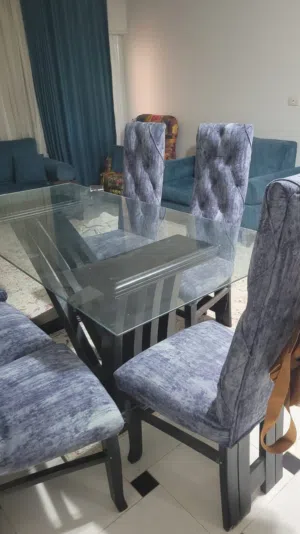 سفره مودرن عموله زان 6 كراسى منجده بالقطيفه وقرص زجاجى سكوريت ونيش مستعمله بحاله جيده جدا