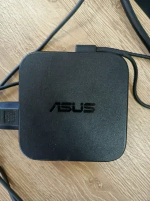 شاحن لابتوب Asus بحالة الجديد للبيع