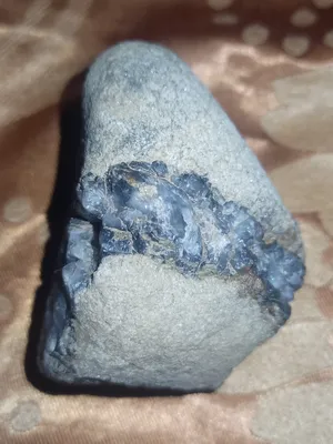حجر يحتوي على بلورات زرقاء شفافه