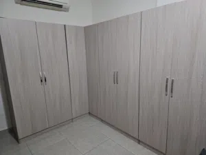 خزانة ملابس زاوية بحالة ممتازه+ أغراض للبيع