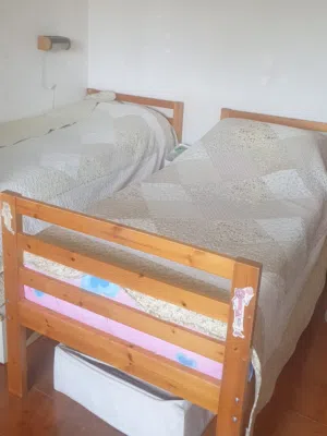 غرفة نوم من سريرين طابقين  + كلوب اضائة جدارية + سجادة متوسطه