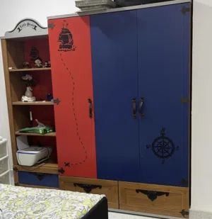 للبيع اثاث غرفة نوم معاه تسريحه