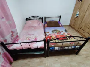تخت حديد مفرد عدد 2 / يوجد تخت بحاجة صيانة (لحام) فقط