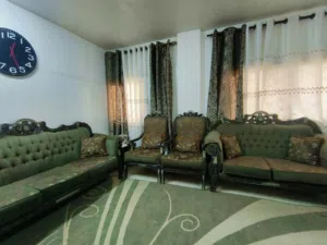 طقم كنب 12 مقعد بحاله جيده جدا للبيع بسعر مغري مع السجاده