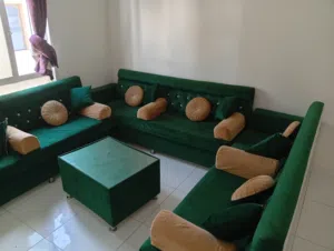 مجلس للبيع ثلاث مراتب مع ملحقاته للبيع