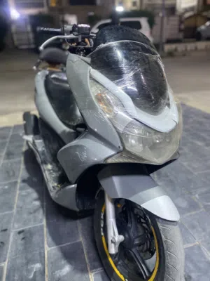 السلام عليكم دراجة PCX ياباني جيل الاول للبيع المحرك ماملعوب بي ابد بس كفرات مصبوغة