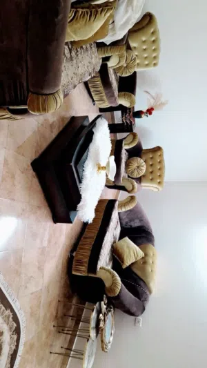 طقم كنب مستعمل مع طاولة سفرة وثلاجة سامسونج انفرتير