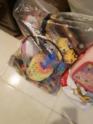 مجموعه العاب كبيره شيء على كهرباء وشيء دمى