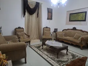 كنب مستعمل للبيع لون بني بحاله جيده